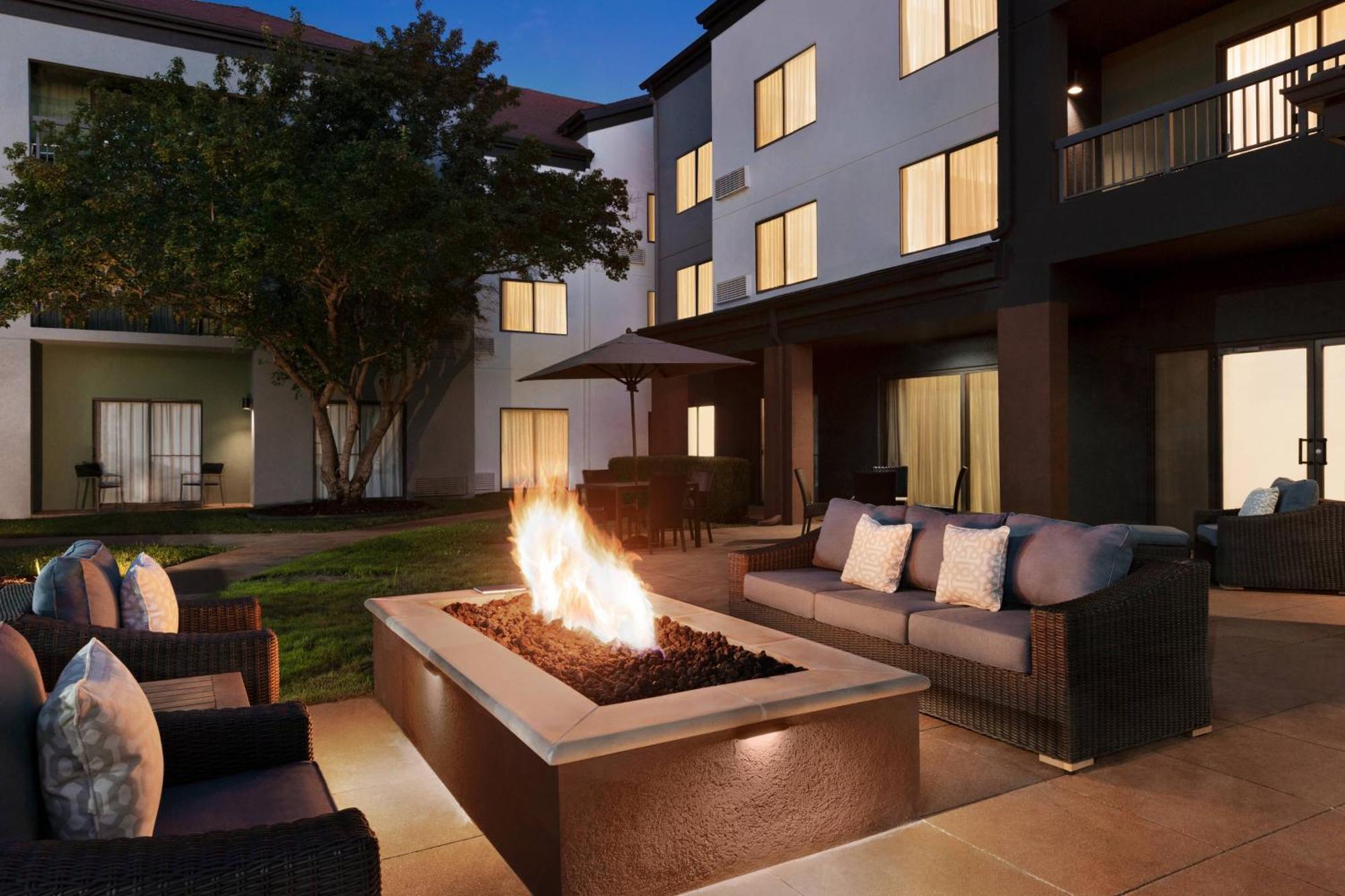 Courtyard By Marriott Tulsa Central Ngoại thất bức ảnh