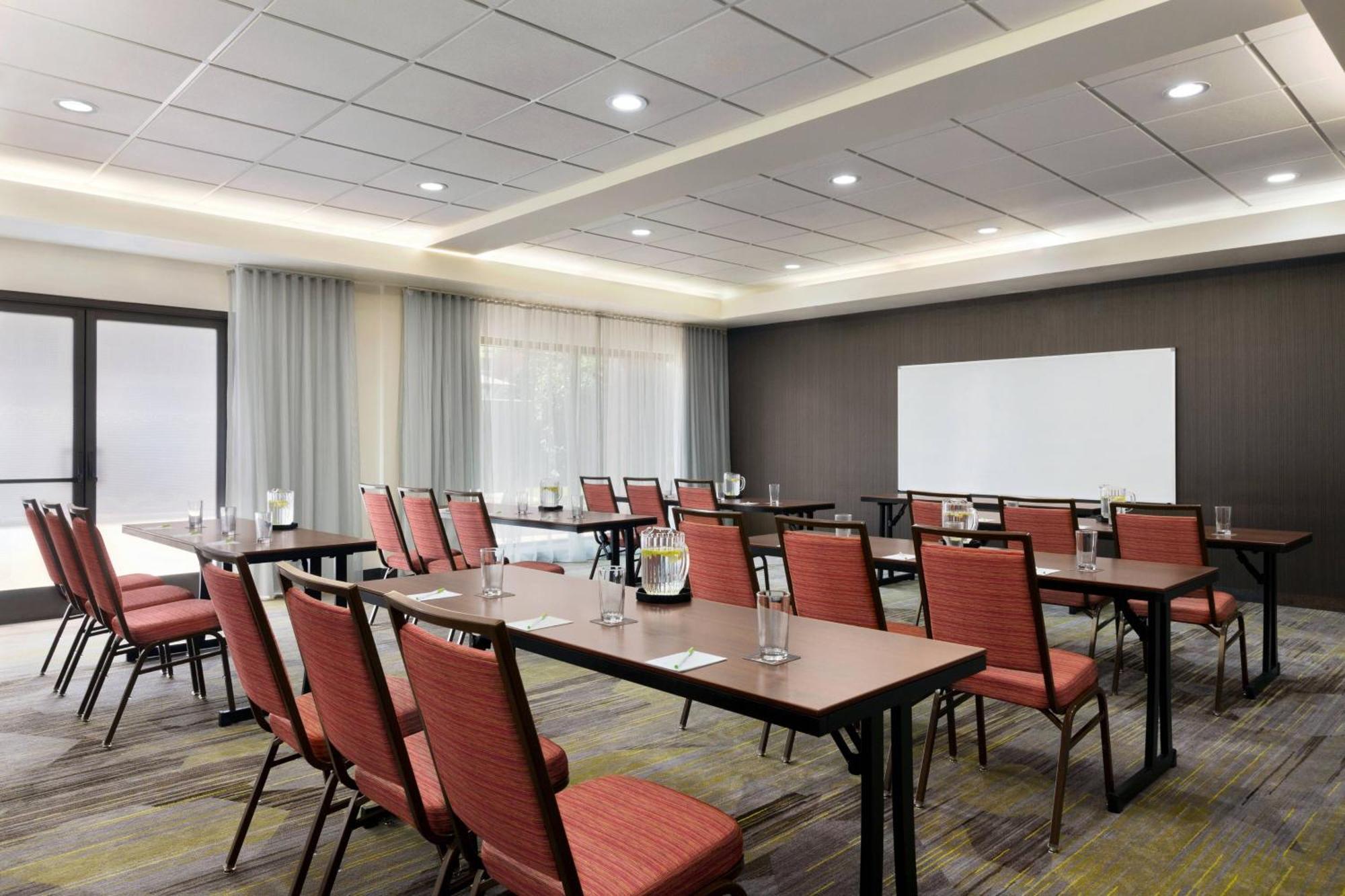 Courtyard By Marriott Tulsa Central Ngoại thất bức ảnh
