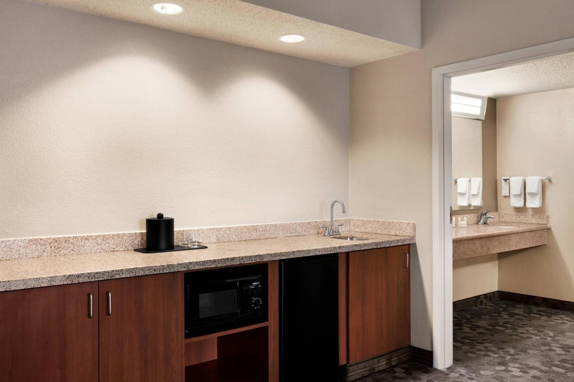 Courtyard By Marriott Tulsa Central Ngoại thất bức ảnh
