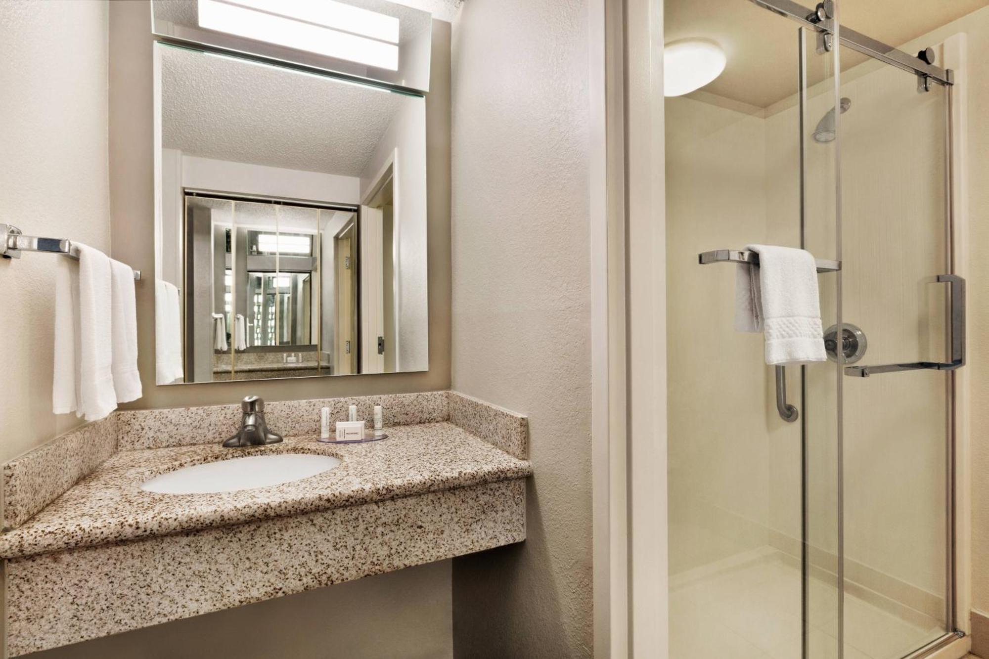 Courtyard By Marriott Tulsa Central Ngoại thất bức ảnh